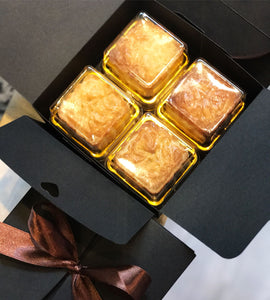 Traditional Custard Mooncakes with Salted Egg