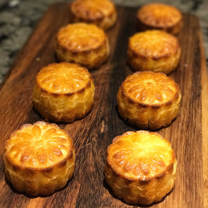 Traditional Custard Mooncakes with Salted Egg