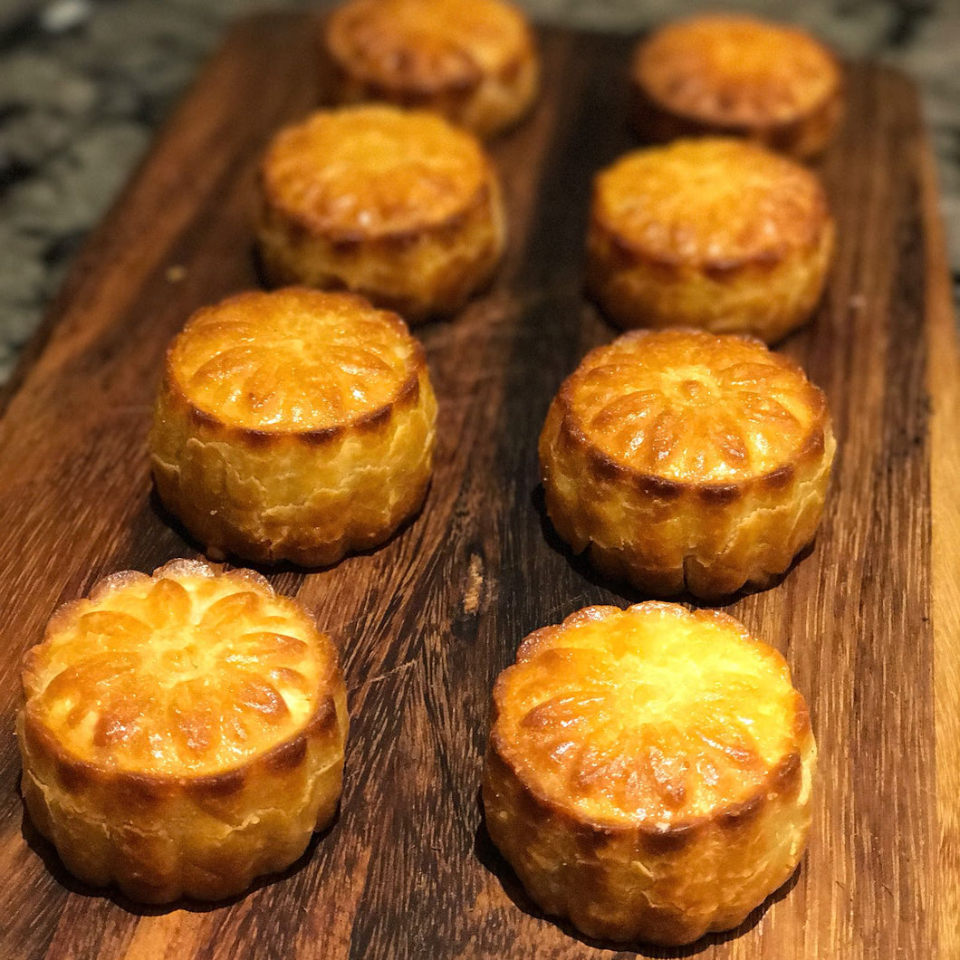 Traditional Custard Mooncakes with Salted Egg